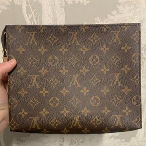 Louis Vuitton - The Poche Toilette (26)